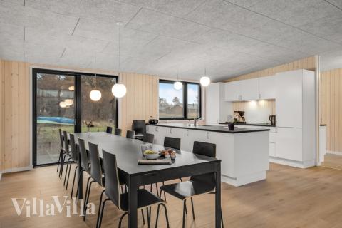 Det er plass til 16 personer i det store lyse oppholdsrommet i luksushus nr. 581.