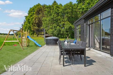 På terrassen i feriehus nr. 581 er det plass til 16 personer.