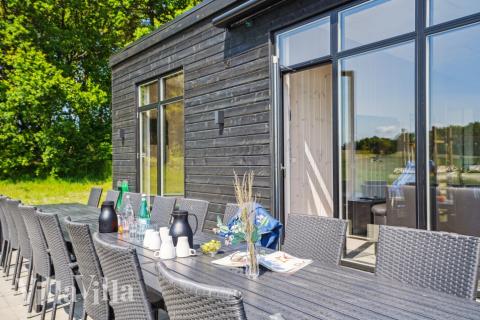 Nyt en grillkveld på terrassen i luksushus nr. 581 i Østjylland