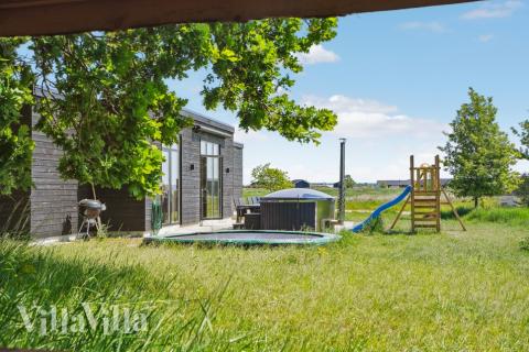 I det attraktive feriehuset nr. 581 i Østjylland finnes det mengder av utendørsaktiviteter, som leketårn og huskestativ.