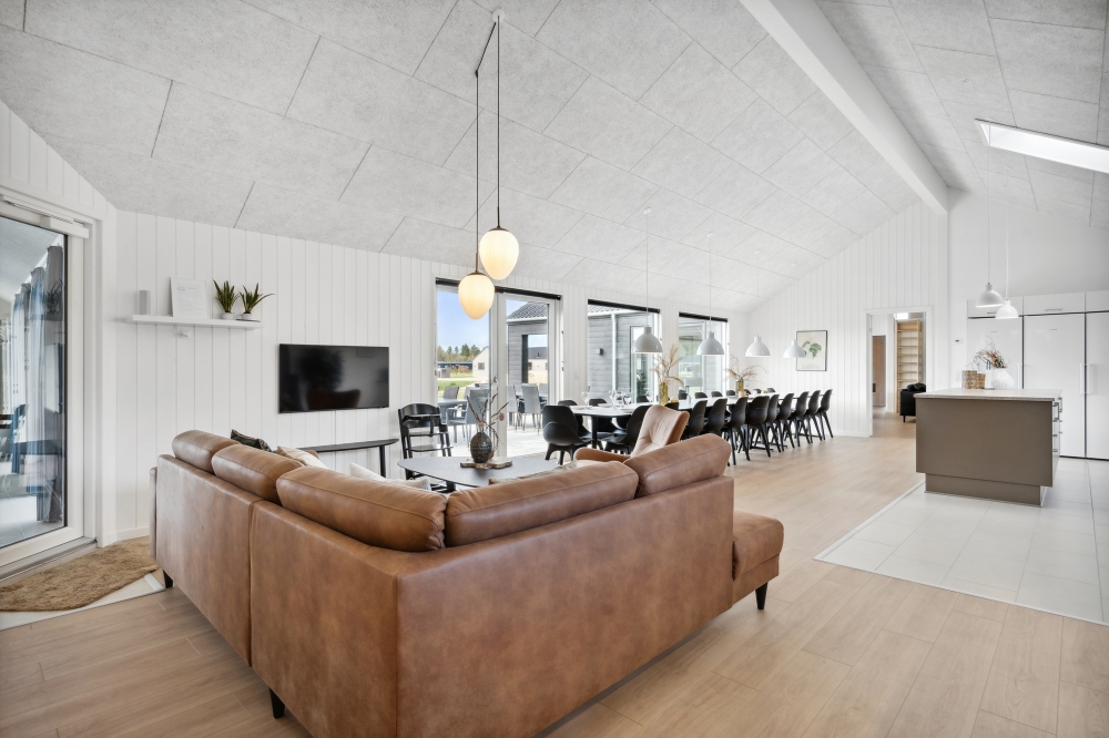 Sofaen i luksushus nr. 583 i Vestjylland er perfekt for å hygge seg med et brettspill eller se en film sammen.