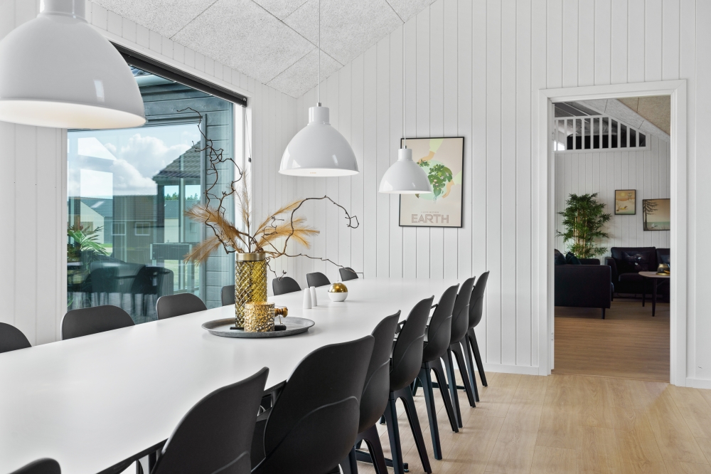 Det er plass til 24 personer i det store lyse oppholdsrommet i luksushus nr. 583.
