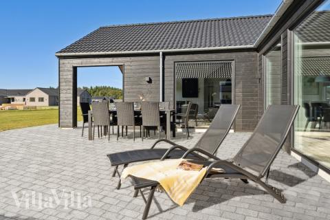 På terrassen i feriehus nr. 583 er det plass til 24 personer.