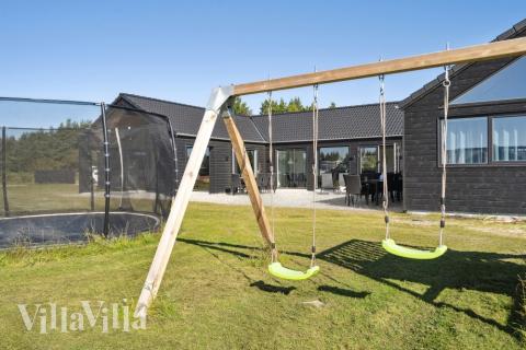 I det attraktive feriehuset nr. 583 i Vestjylland finnes det mengder av utendørsaktiviteter, som leketårn og huskestativ.