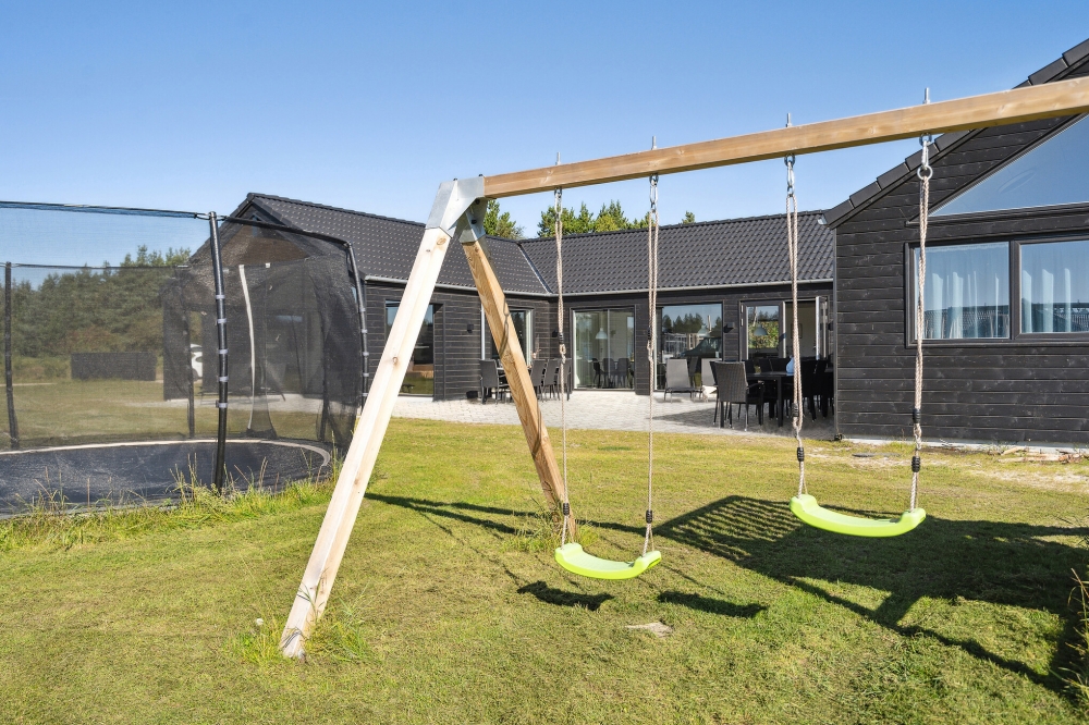 I det attraktive feriehuset nr. 583 i Vestjylland finnes det mengder av utendørsaktiviteter, som leketårn og huskestativ.