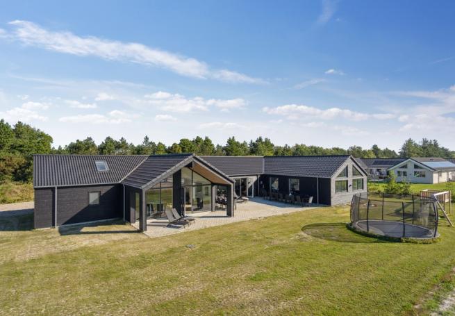 Dette lekre huset med svømmebasseng, nr. 583, med plass til 24 personer, ligger i Vestjylland