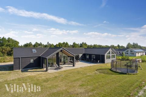 Dette lekre huset med svømmebasseng, nr. 583, med plass til 24 personer, ligger i Vestjylland