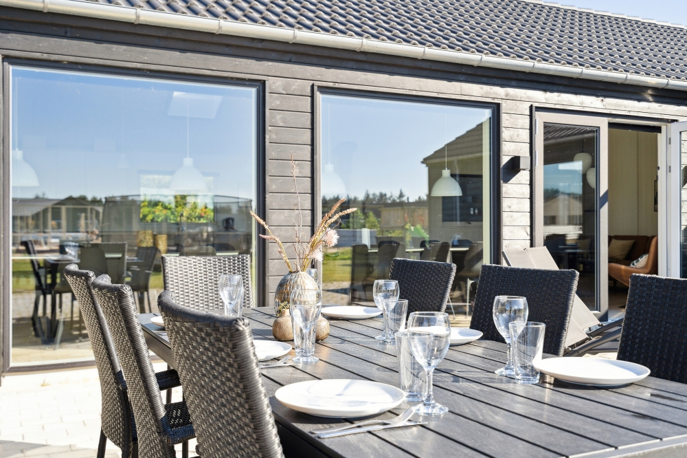 Nyt en grillkveld på terrassen i luksushus nr. 583 i Vestjylland