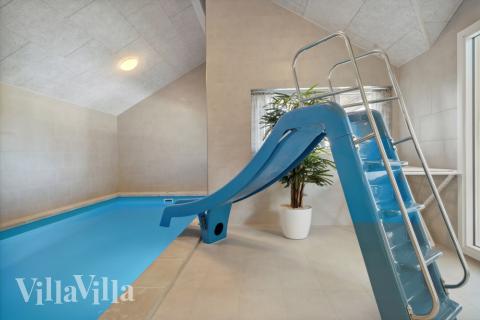 Feriehus 601 har et flott basseng med sklie, et stort innebygd boblebad og en badstue