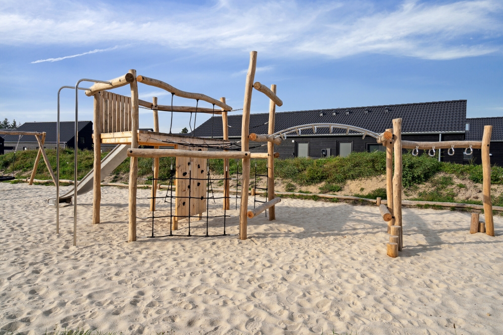I det attraktive feriehuset nr. 601 i Sydjylland finnes det mengder av utendørsaktiviteter, som leketårn og huskestativ.