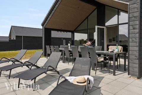 På terrassen i feriehus nr. 601 er det plass til 18 personer.