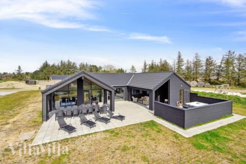Dette lekre huset med svømmebasseng, nr. 601, med plass til 18 personer, ligger i Sydjylland