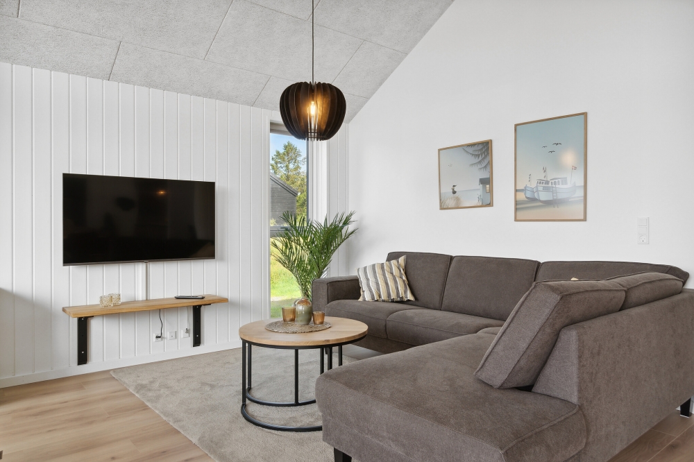 Sofaen i luksushus nr. 590 i Sydjylland er perfekt for å hygge seg med et brettspill eller se en film sammen.