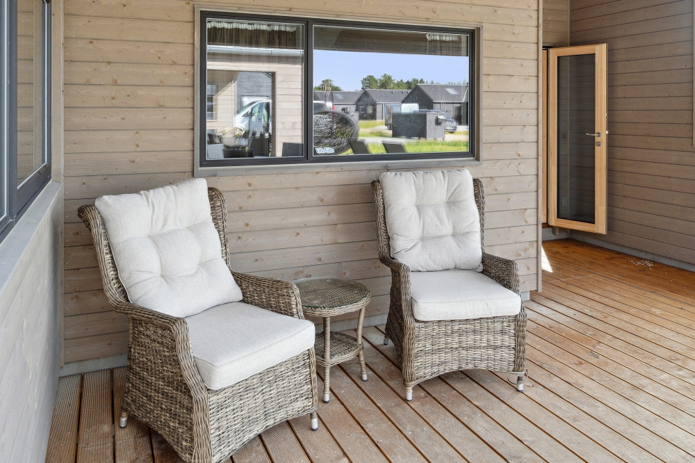 Nyt en grillkveld på terrassen i luksushus nr. 590 i Sydjylland
