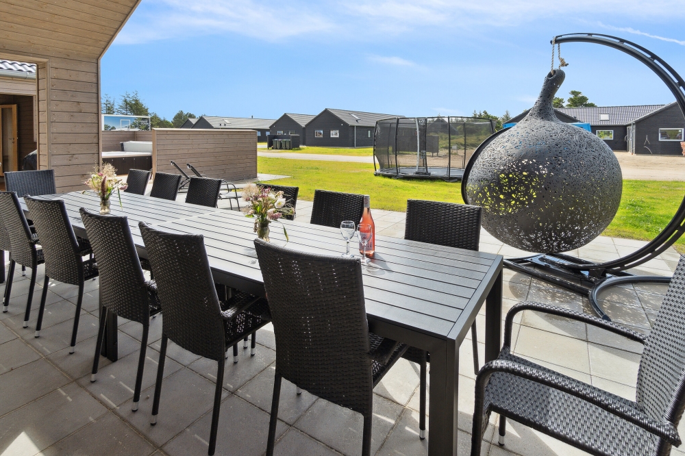 På terrassen i feriehus nr. 590 er det plass til 18 personer.