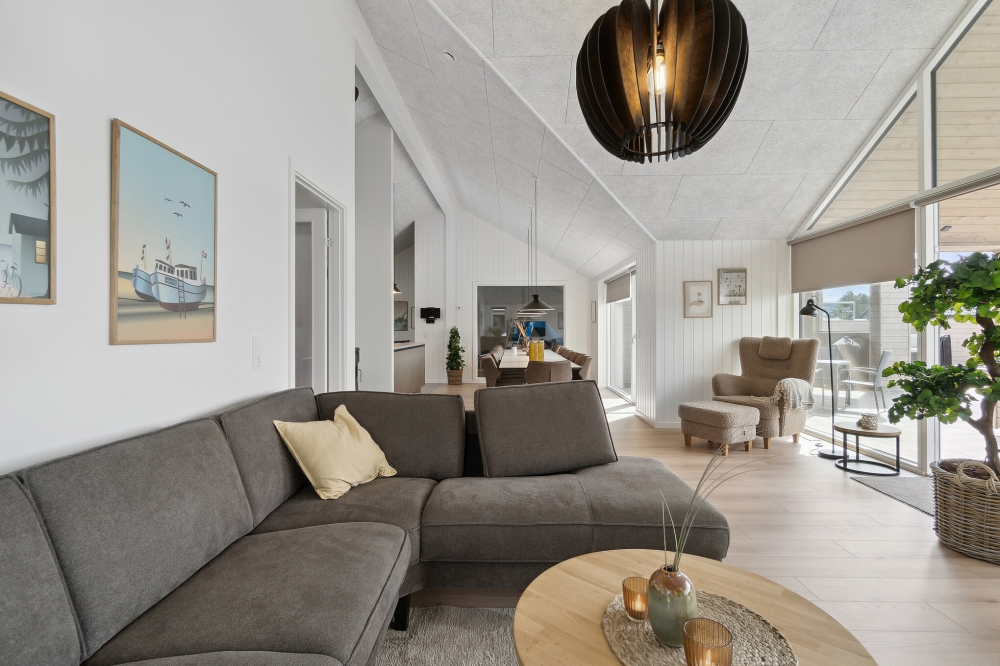 Det er god plass til hygge i feriehusets sofagruppe under oppholdet i luksushus nr. 590