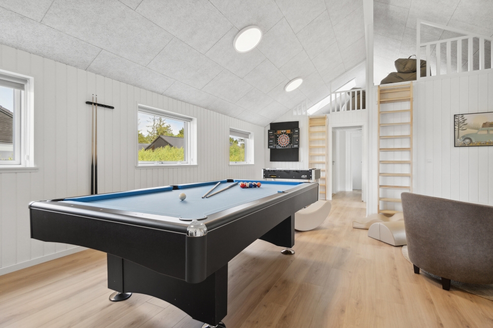 I tillegg til alle aktivitetsmulighetene i husets bassengavdeling, kan du også spille biljard, bordtennis og dart i luksushus nr. 590