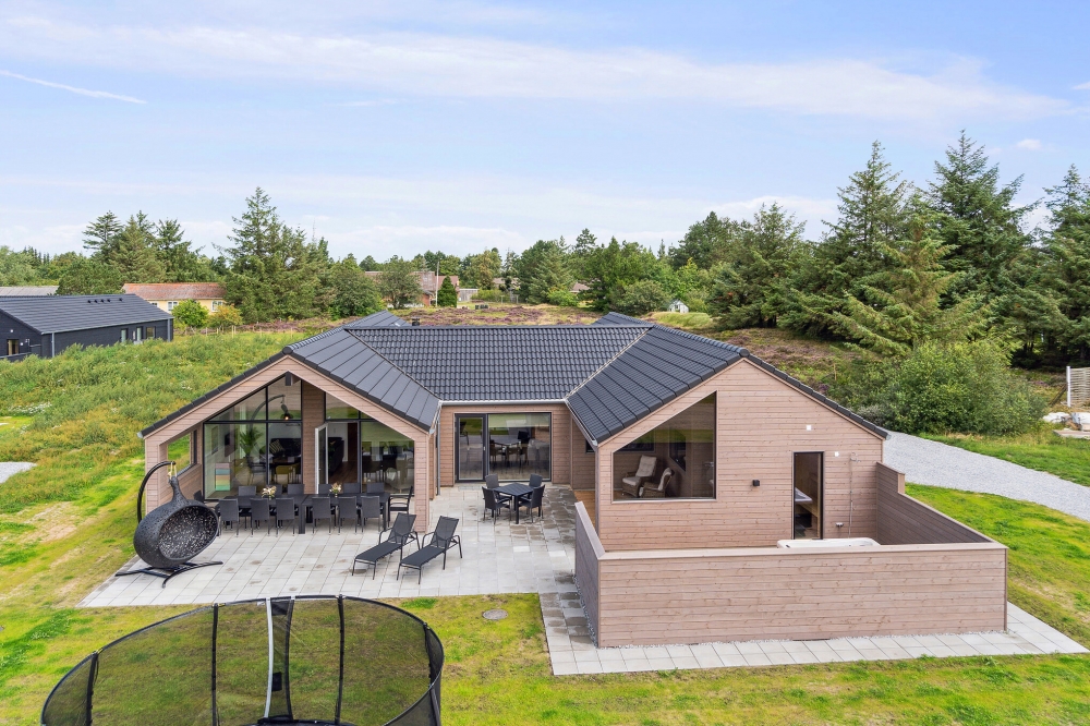 Dette lekre huset med svømmebasseng, nr. 590, med plass til 18 personer, ligger i Sydjylland