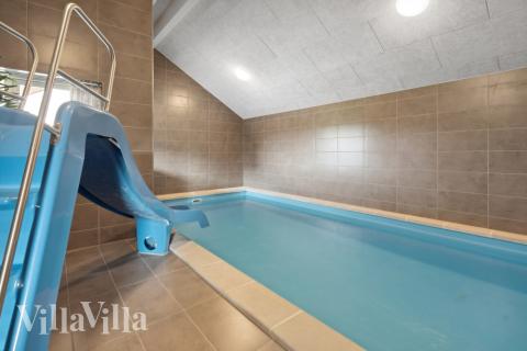 Feriehus 591 har et flott basseng med sklie, et stort innebygd boblebad og en badstue