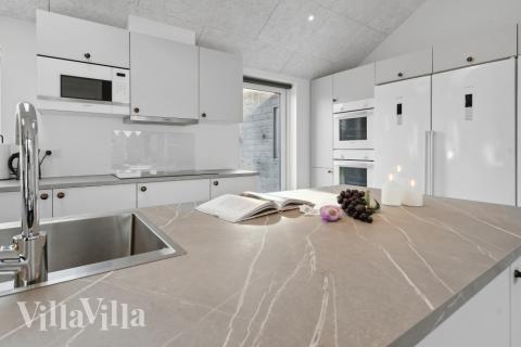 Kjøkkenet i luksushus nr. 591 i Sydjylland er godt innrettet.