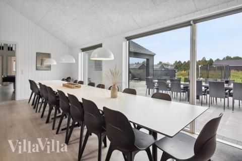 Det er plass til 20 personer i det store lyse oppholdsrommet i luksushus nr. 591.