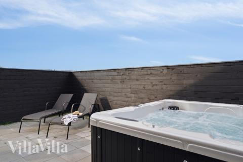 Nyt varmen i boblebadet i luksushus nr. 591 i Sydjylland
