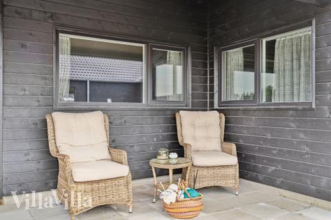 Nyt en grillkveld på terrassen i luksushus nr. 591 i Sydjylland