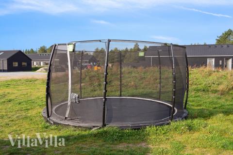 I det attraktive feriehuset nr. 591 i Sydjylland finnes det mengder av utendørsaktiviteter, som leketårn og huskestativ.