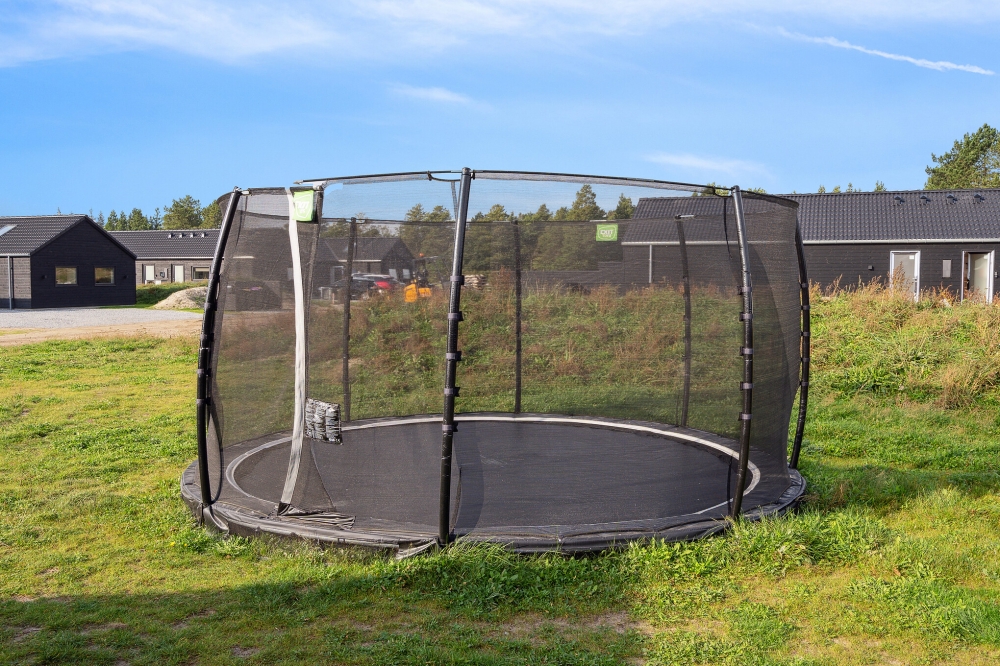 I det attraktive feriehuset nr. 591 i Sydjylland finnes det mengder av utendørsaktiviteter, som leketårn og huskestativ.