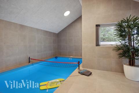 Feriehus 593 har et flott basseng med sklie, et stort innebygd boblebad og en badstue