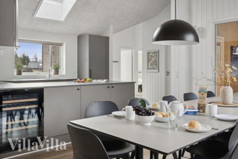 Det er plass til 14 personer i det store lyse oppholdsrommet i luksushus nr. 593.