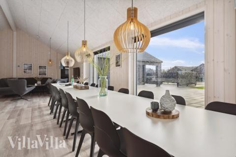 Det er plass til 20 personer i det store lyse oppholdsrommet i luksushus nr. 594.