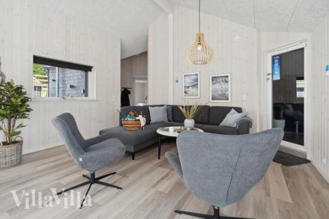 Sofaen i luksushus nr. 594 i Sydjylland er perfekt for å hygge seg med et brettspill eller se en film sammen.