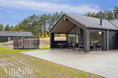 I det attraktive feriehuset nr. 594 i Sydjylland finnes det mengder av utendørsaktiviteter, som leketårn og huskestativ.