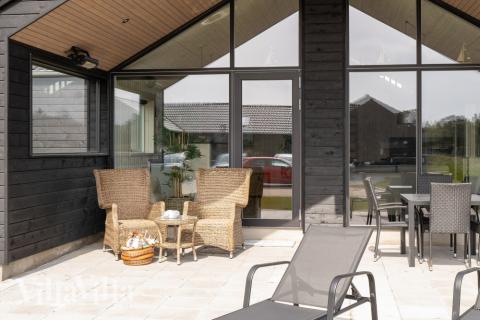 Nyt en grillkveld på terrassen i luksushus nr. 594 i Sydjylland