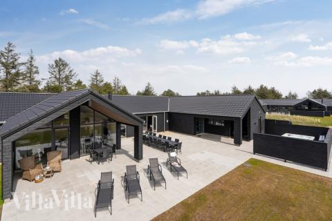 Dette lekre huset med svømmebasseng, nr. 594, med plass til 20 personer, ligger i Sydjylland