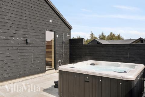 Nyt varmen i boblebadet i luksushus nr. 594 i Sydjylland