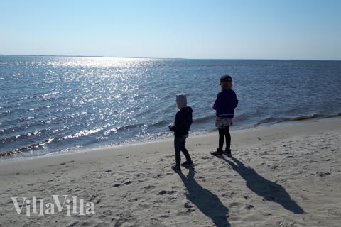 Stranden nær luksushus nr. 596 i Sydjylland er ideell til gåturer.