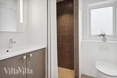 Det finnes bad med dusj i luksushus nr. 596 til 20 personer.