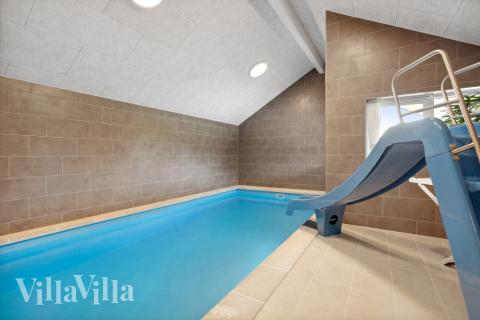 Det flotte bassenget i luksushus nr. 596 til 20 personer