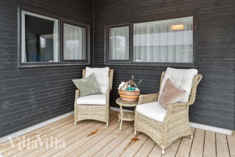 På terrassen i feriehus nr. 596 er det plass til 20 personer.