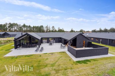 Dette lekre huset med svømmebasseng, nr. 596, med plass til 20 personer, ligger i Sydjylland