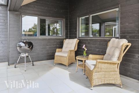 På terrassen i feriehus nr. 597 er det plass til 18 personer.