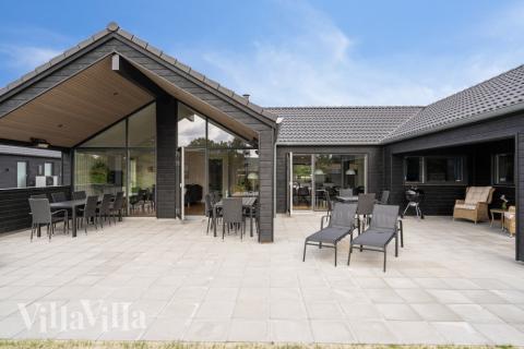 Nyt en grillkveld på terrassen i luksushus nr. 597 i Sydjylland