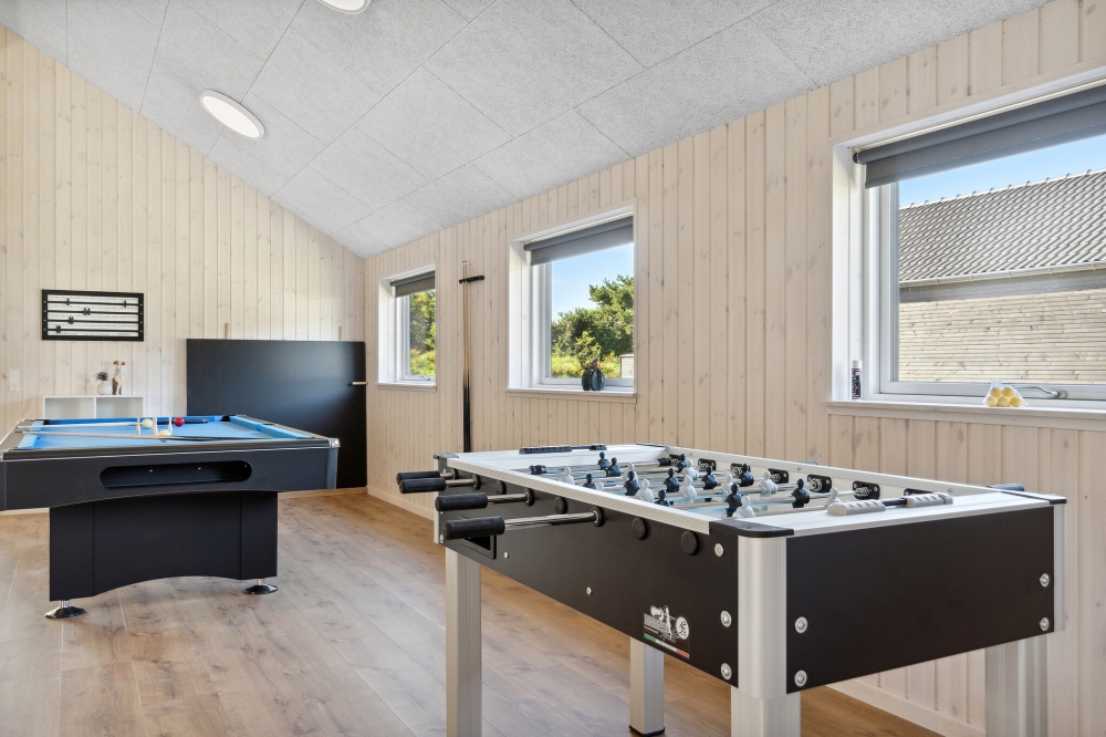 Konkurrer i feriehusets aktivitetsrom når dere besøker luksushus nr. 597 i Sydjylland.