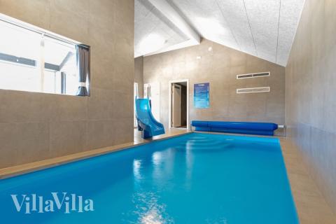 Feriehus 597 har et flott basseng med sklie, et stort innebygd boblebad og en badstue