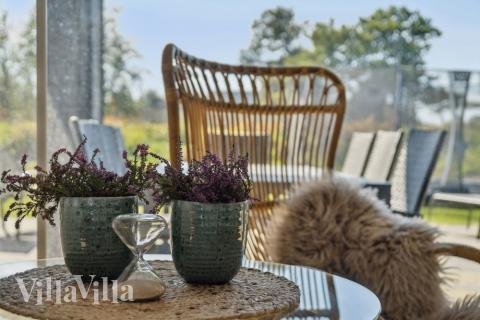 Det er god plass til hygge i feriehusets sofagruppe under oppholdet i luksushus nr. 597