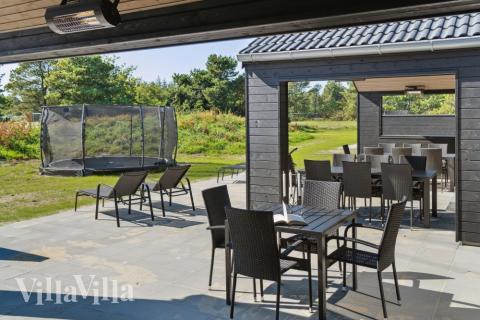Luksushus nr. 597 har en deilig terrasse med gode hagemøbler til 18 personer.