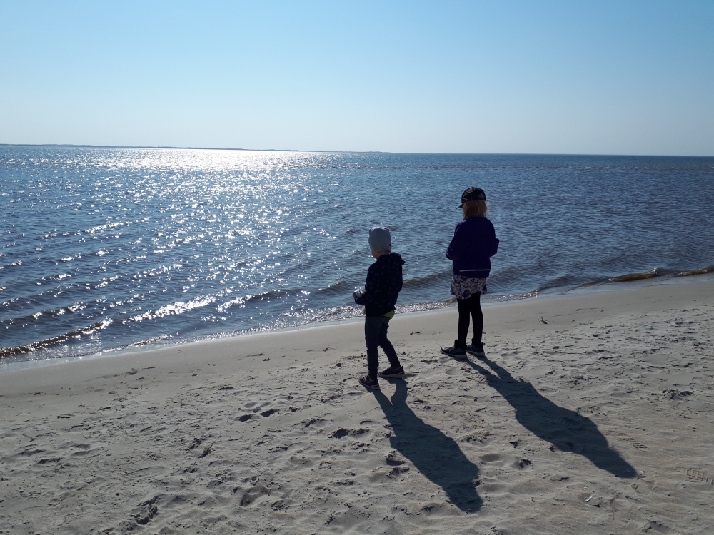 Stranden nær luksushus nr. 598 i Sydjylland er ideell til gåturer.