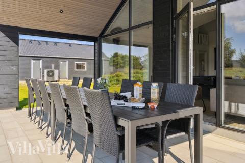 Luksushus nr. 598 har en deilig terrasse med gode hagemøbler til 20 personer.